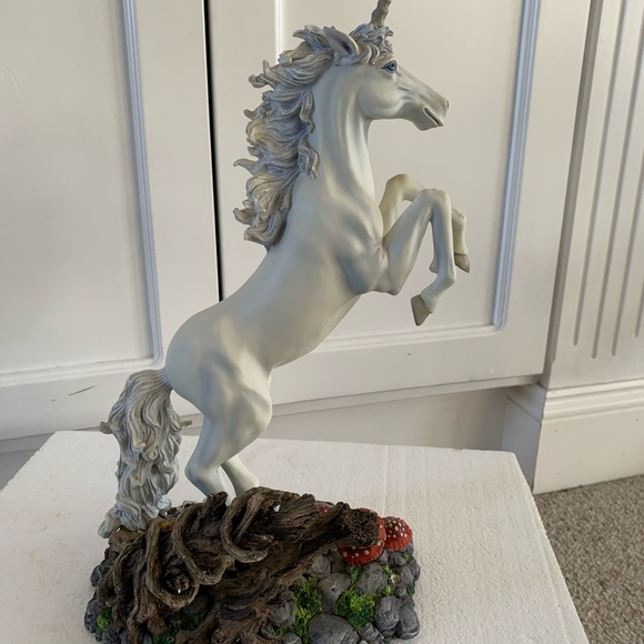 Unicorn Figurine - Picture 3 of 6